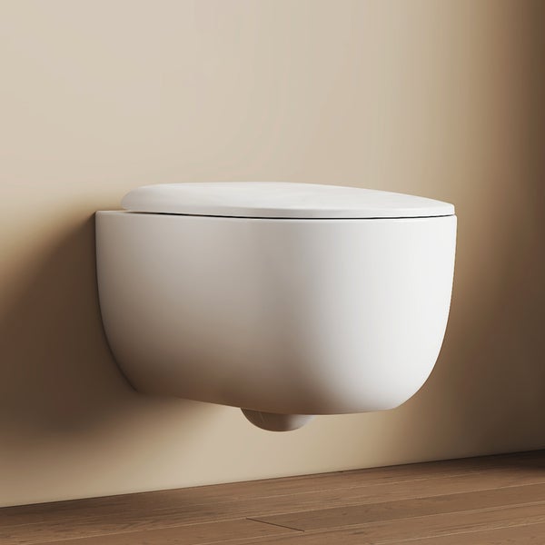 Wandhängendes WC mit geschlossenem Spülrand und WC-Sitz