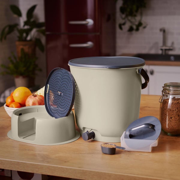 Skaza Bokashi Essential Biomülleimer Küche (15,3 Liter) + Base - Komposteimer Küche und Garten aus recyceltem Kunststoff - Starter Set + incl. 1 kg Fermentation Starter - Creme