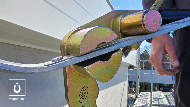 Magnetische Anschlussklemme für Blitzschutzsysteme bei der Montage an einer Blitzschutzleitung aus Metall.