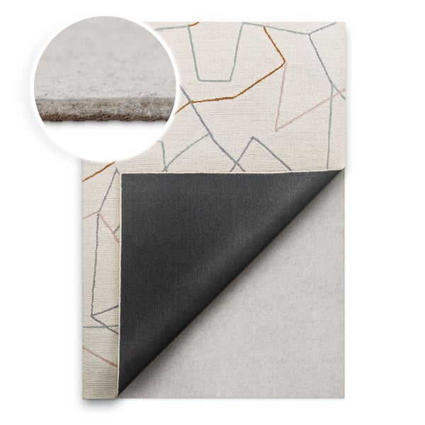 Teppichunterlage für Rutschfestigkeit und Bodenschutz, Detailansicht des Filzmaterials unter einem gemusterten Teppich.