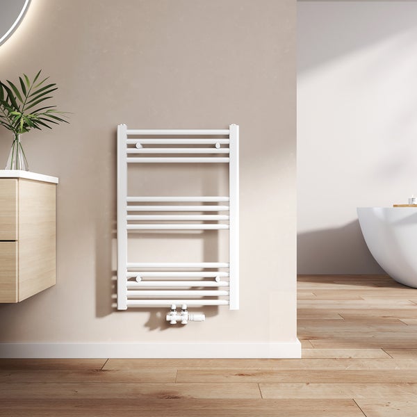 Badezimmer mit einem weißen Heizkörper für Handtücher an der Wand