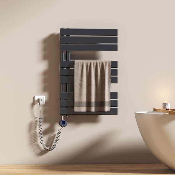 Elektrischer Handtuchwärmer mit Handtuch im Badezimmer