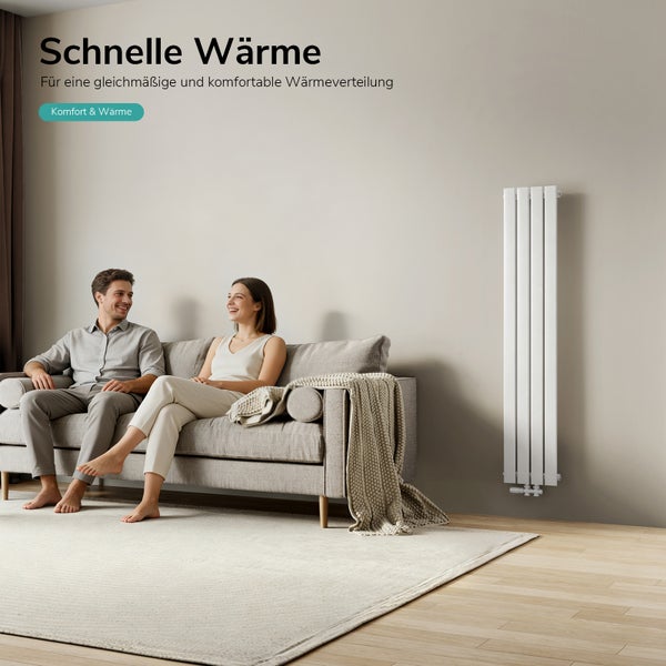 Ein Paar sitzt auf einem Sofa in einem Wohnzimmer mit einem modernen vertikalen Designheizkörper an der Wand für effiziente Wärmeverteilung.