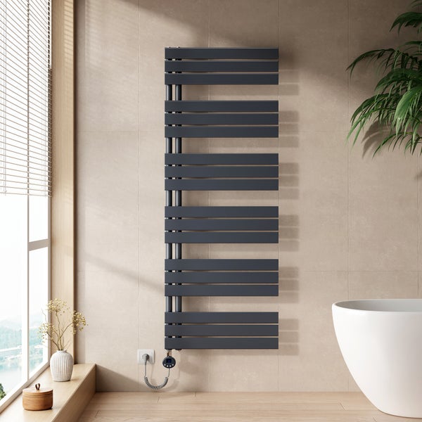 Badezimmer mit elektrischem Handtuchwärmer und Badewanne