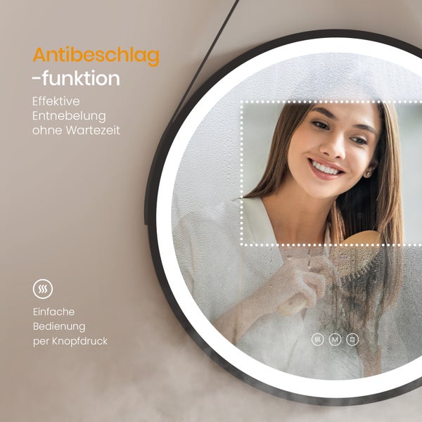 Runder Spiegel mit Antibeschlagfunktion und LED-Beleuchtung. Eine Frau bürstet sich die Haare im Spiegel.