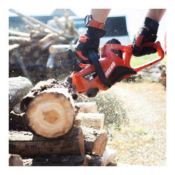 Elektro Kettensäge beim Sägen von Holz
