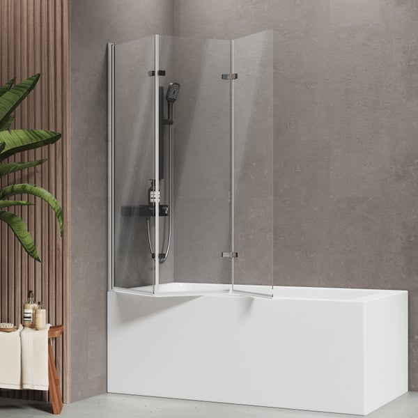 Moderne Badewanne mit einer dreiteiligen faltbaren Glas-Duschwand in einem Badezimmer mit grauen Wänden und Holzdetails.