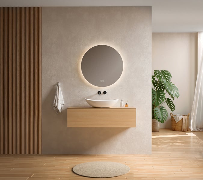 Helles Badezimmer mit schwebendem Waschtisch aus Holz, Aufsatzwaschbecken, rundem Leuchtspiegel und vertikalen Holzlamellen an der Wand.