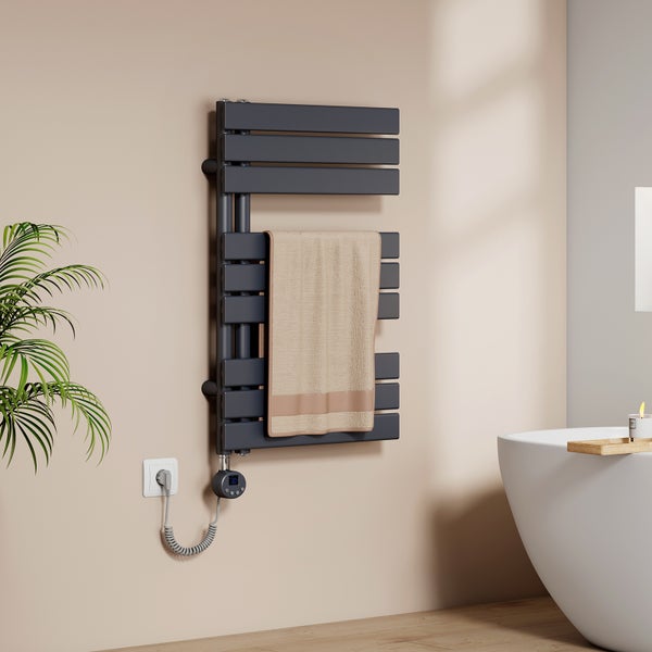 Elektrischer Handtuchwärmer im Badezimmer mit Handtuch und digitaler Steuerung