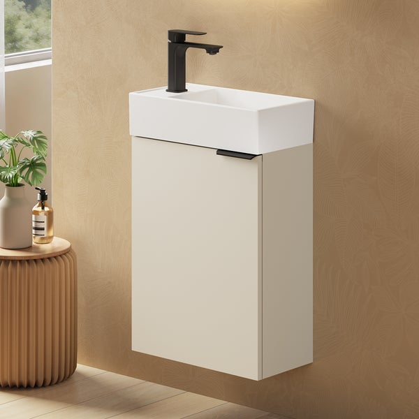 Wandhängender Waschplatz mit rechteckigem Waschbecken, Waschtischunterschrank und Armatur in einem modernen Badezimmer.