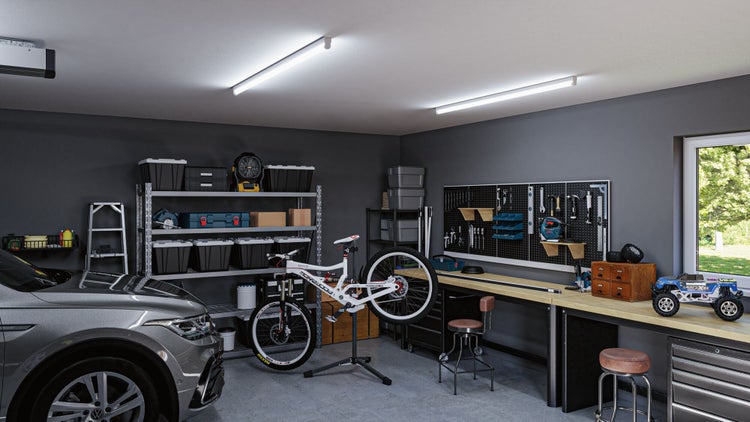 Garage mit Regalen, Werkbank und Werkzeugwand