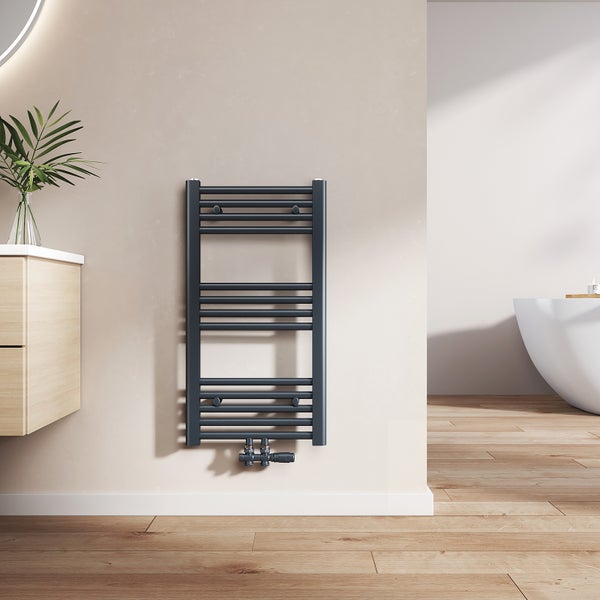 Badezimmer mit Handtuchwärmer, Waschtisch und Badewanne