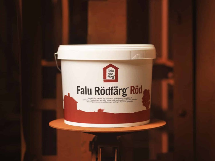 Kunststoffeimer mit Falu Rödfärg Röd Holzfarbe für den Außenbereich.