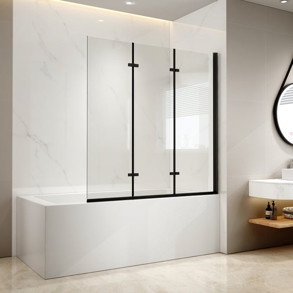 Badewanne mit Badewannenaufsatz aus Glas und schwarzem Rahmen im modernen Badezimmer.