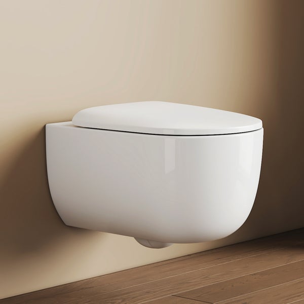 Wandhängendes WC aus weißer Keramik mit passendem WC-Sitz und geschlossenem Deckel.