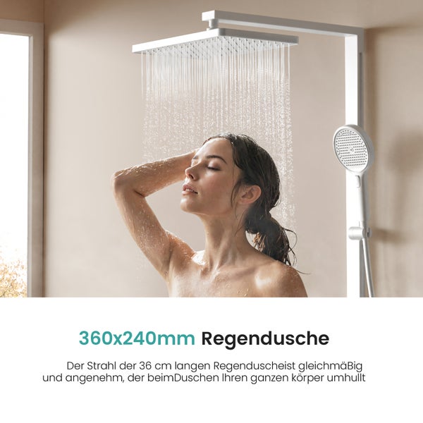 Frau unter einer 360x240 Millimeter Regendusche und Handbrause