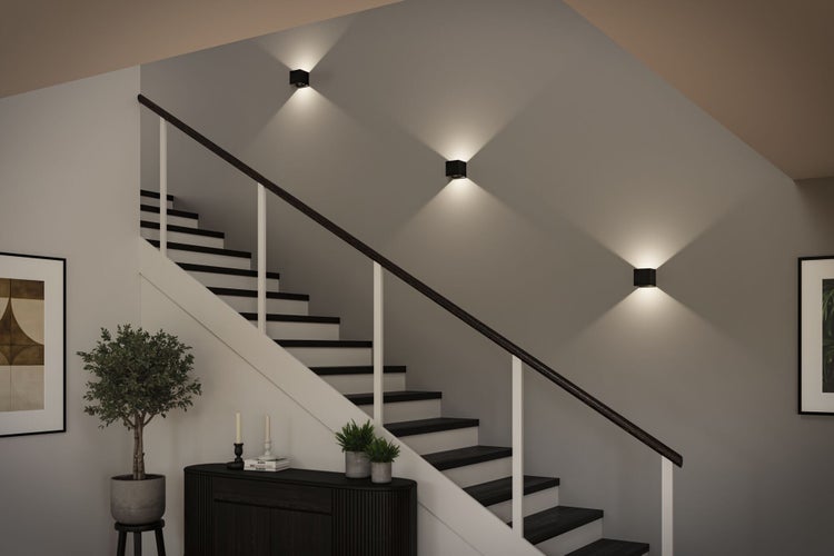 Treppenhaus mit Wandleuchten, Treppe und Dekoration