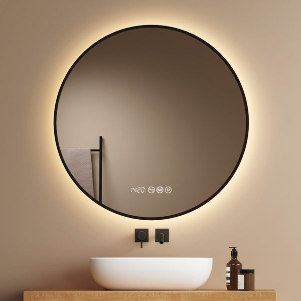Runder LED Badezimmerspiegel mit Rahmen, integrierter Uhr, Anti Beschlag Funktion und Touch Steuerung über dem Waschbecken montiert.