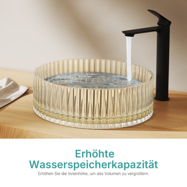 Rundes Waschbecken aus Glas mit hohem Wasserstand und schwarzem Wasserhahn