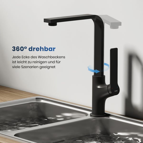 Schwarze Küchenarmatur am Spülbecken, 360 Grad drehbar.