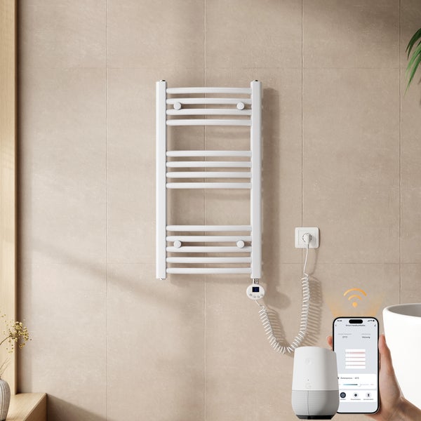 Elektrischer Handtuchheizkörper in Weiß mit App-Steuerung, digitaler Anzeige und Smart-Home-Anbindung in einem Badezimmer.
