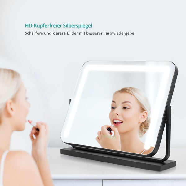 Beleuchteter Kosmetikspiegel mit Standfuß auf einem Tisch, eine Frau schminkt sich.