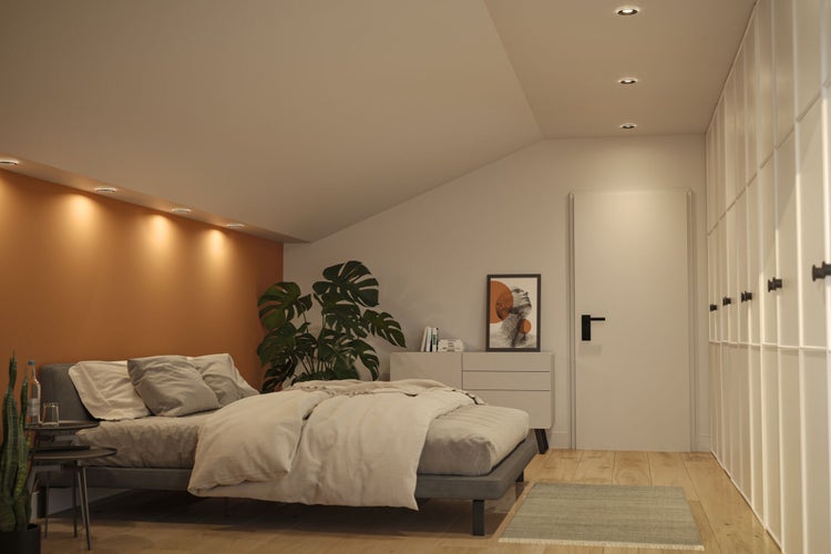 Schlafzimmer mit Bett, Kommode und Kleiderschrank