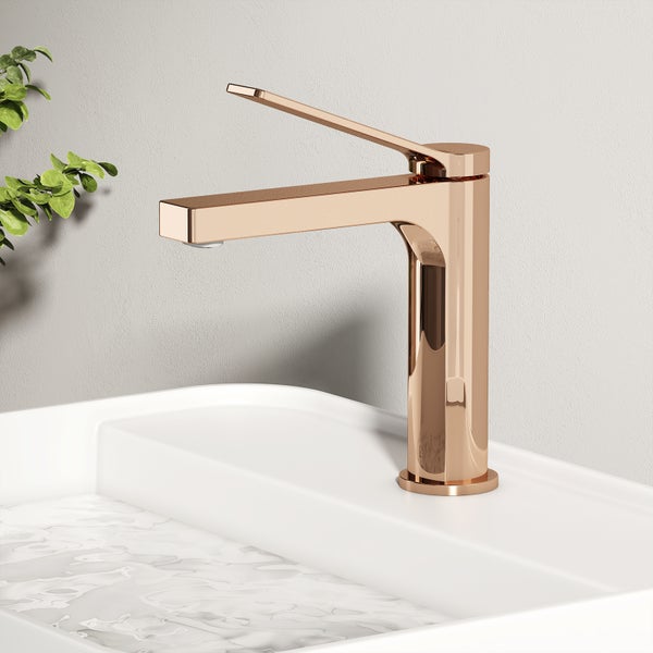 Armatur in Roségold auf einem Waschbecken