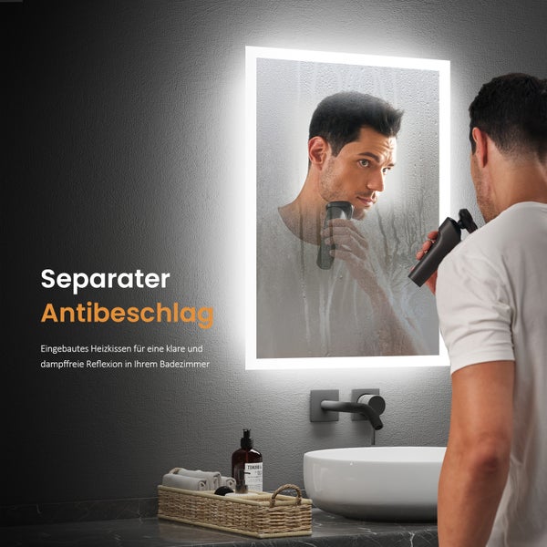 Beleuchteter Spiegel mit separatem Antibeschlag-Heizkissen im Badezimmer