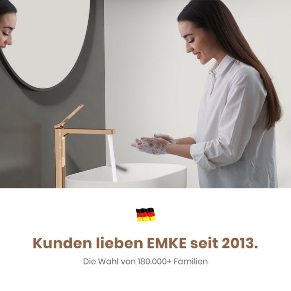 Frau wäscht sich die Hände unter einem goldenen Wasserhahn an einem Aufsatzwaschbecken