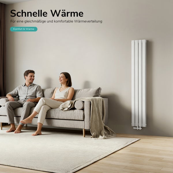 Ein Paar sitzt auf einem Sofa in einem Wohnzimmer mit einem modernen vertikalen Flachheizkörper an der Wand für effiziente Wärmeverteilung.