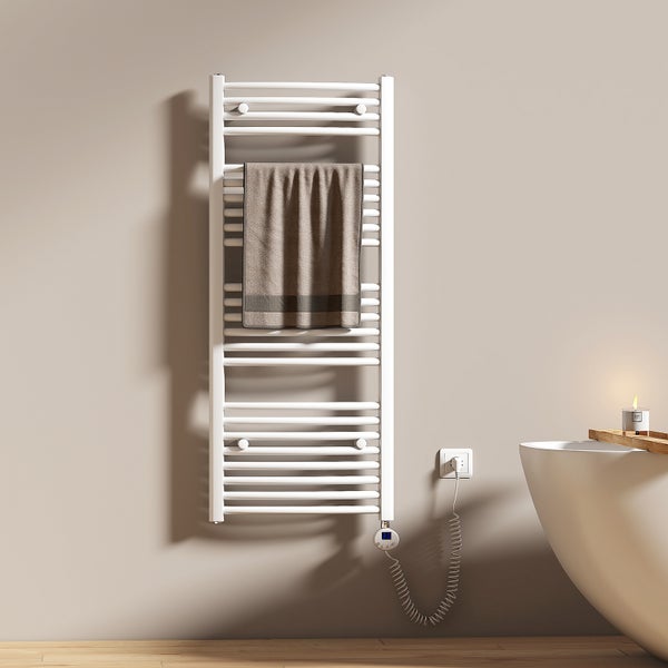 Elektrischer Handtuchwärmer mit Handtuch im Badezimmer