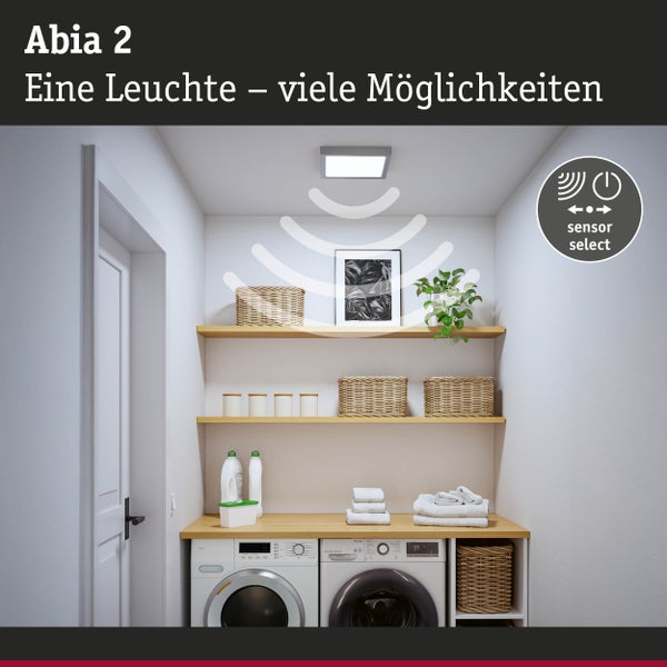Wäschezimmer mit Abia 2 Deckenleuchte, Regalen, Körben und Waschmaschinen
