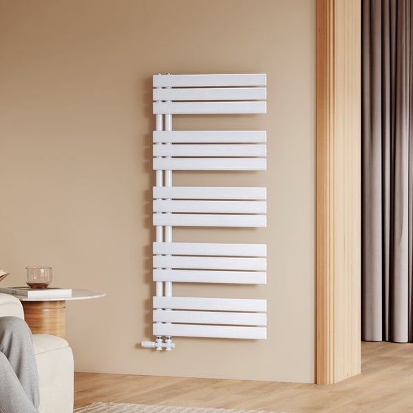 Moderner Badheizkörper mit asymmetrischen horizontalen Rohren an der Wand montiert in einem stilvollen Wohnraum.