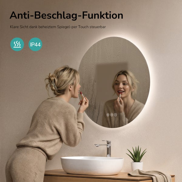 Runder LED-Badezimmerspiegel mit Anti-Beschlag-Funktion und Spritzwasserschutz IP44. Frau trägt Lippenstift vor dem beheizten Spiegel auf.