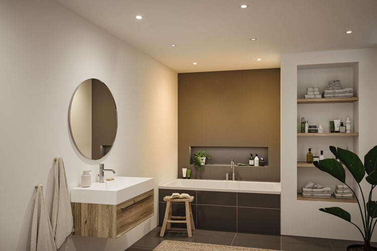 Modernes Badezimmer mit Waschtisch, Spiegel, Badewanne und Regalen für Badezimmerzubehör.