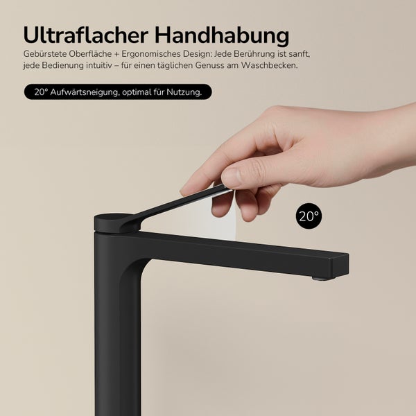 Nahaufnahme einer Hand, die den ultraflachen, ergonomischen Hebel einer schwarzen Waschtischarmatur mit 20 Grad Aufwärtsneigung bedient.