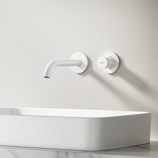Unterputz Waschtischarmatur in modernem Design mit Wandmontage und Bedienhebel über einem Aufsatzwaschbecken