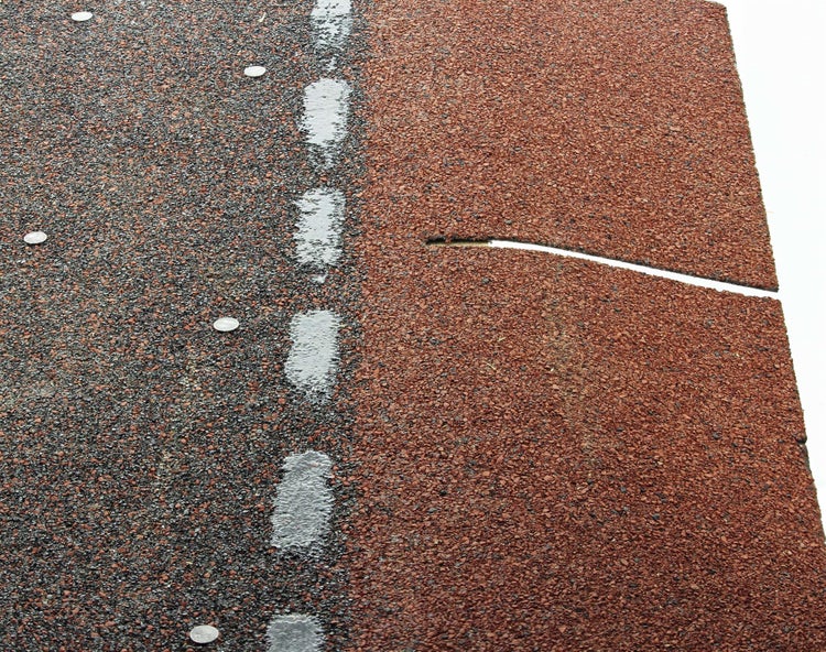 Detailansicht von Bitumenschindeln auf einem Dach.