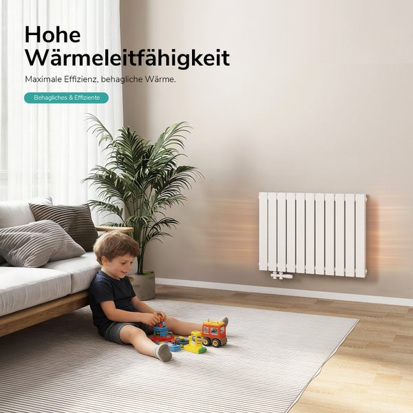 Wohnzimmer mit Heizkörper, Sofa, Zimmerpflanze und spielendem Kind