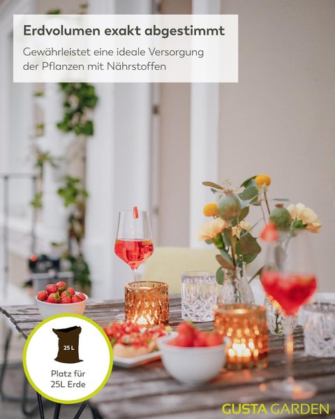 Gedeckter Tisch auf einer Terrasse mit Weingläsern, Snacks, Kerzen und Blumenvasen. Gusta Garden Logo und ein Symbol für 25 Liter Erdvolumen.