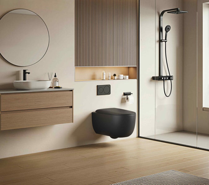 Modernes Badezimmer mit hängendem WC, Waschbecken auf Holzunterschrank, rundem Spiegel, offener Duschkabine und hölzernen Wandpaneelen.