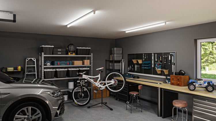 Organisierte Garage mit Regalen, Werkbank, Fahrrad und Auto