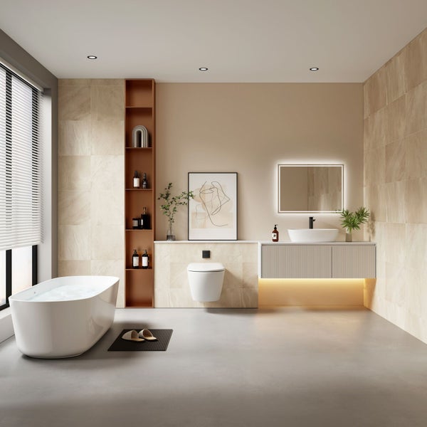 Modernes Badezimmer mit freistehender Badewanne, wandhängendem WC, Waschtisch mit Aufsatzbecken, beleuchtetem Spiegel und Einbauregal.