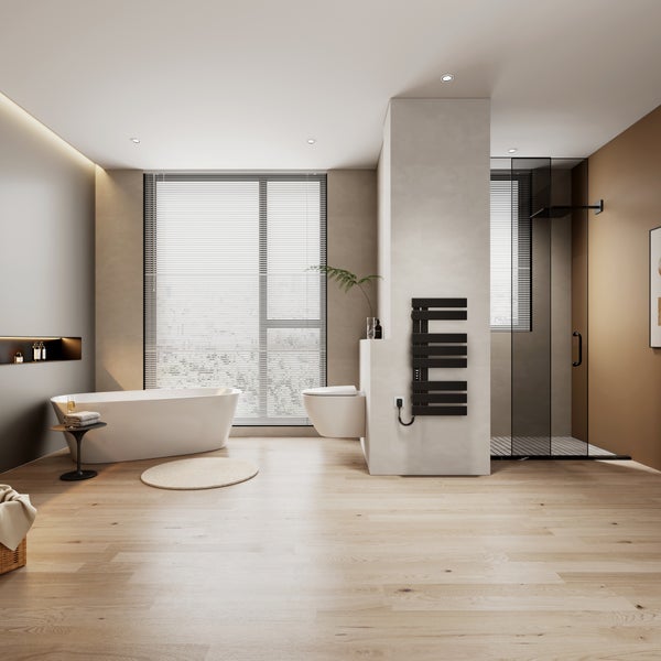 Modernes, helles Badezimmer mit freistehender Badewanne, Wand-WC, schwarzem Handtuchheizkörper, begehbarer Dusche und Holzboden.