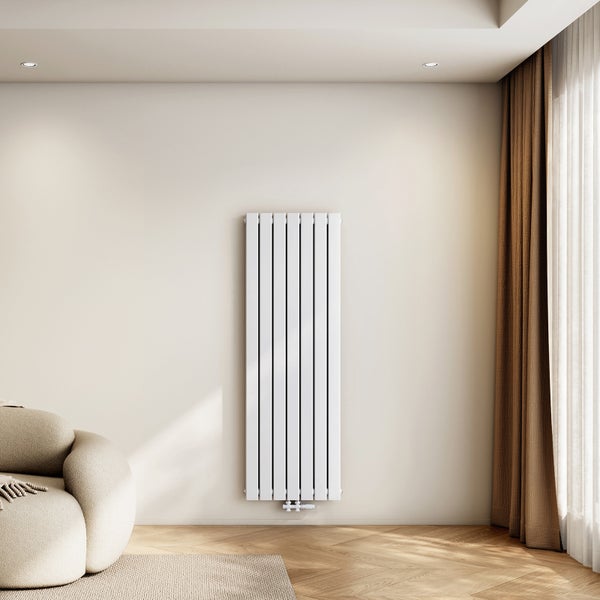 Modernes Schlafzimmer mit weißem vertikalem Paneelheizkörper an der Wand, Holzbett und Fenster mit Winterblick.