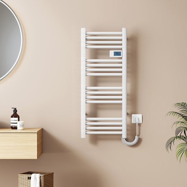 Weißer elektrischer Handtuchheizkörper mit Digitalanzeige in modernem Badezimmer mit Holzwaschtisch, rundem Spiegel und heller Atmosphäre.