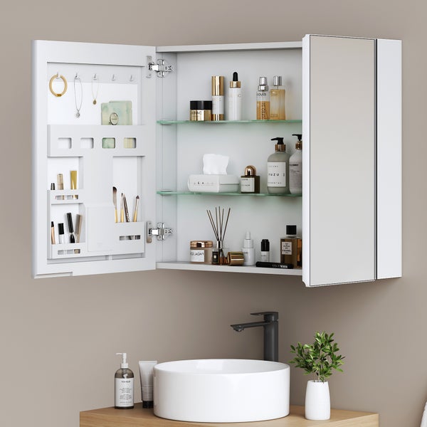 Weißer Spiegelschrank im Badezimmer, eine geöffnete Tür mit Schmuckhalter und Kosmetik-Organizer, über weißem Aufsatzwaschbecken.