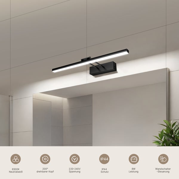 Schwarze LED Wandleuchte über einem Badezimmerspiegel