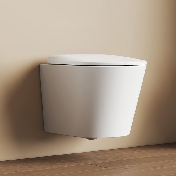 Modernes wandhängendes WC aus weißer Keramik mit passendem Sitz in einem hellen Badezimmer mit Holzboden.